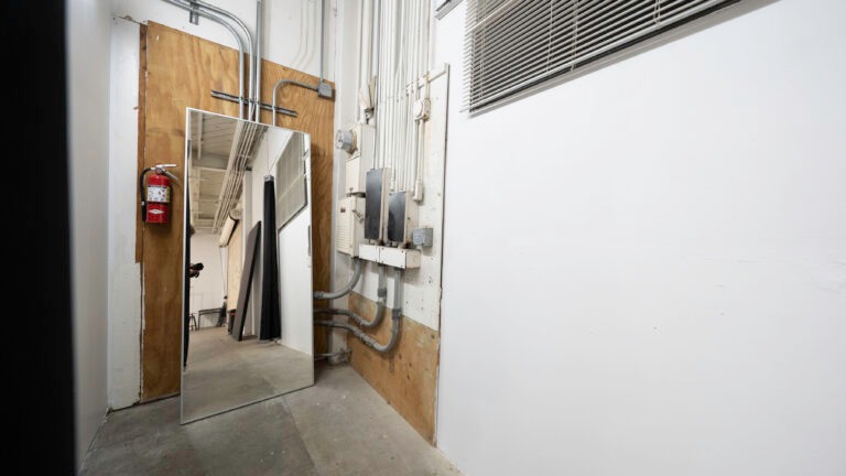 Rental photo studio with cyc wall car access and free parking - Yukon 1