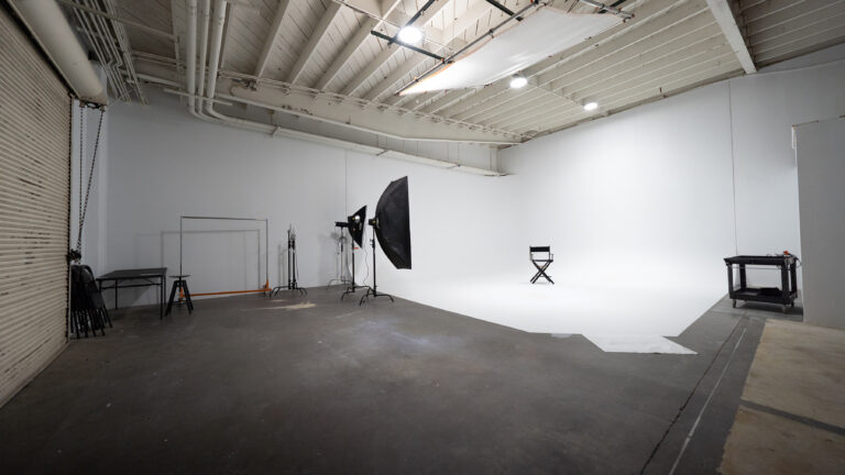 Rental photo studio with cyc wall car access and free parking - Yukon 1 Rental photo studio with cyc wall car access and free parking - Yukon 1