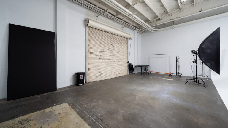 Rental photo studio with cyc wall car access and free parking - Yukon 1 Rental photo studio with cyc wall car access and free parking - Yukon 1