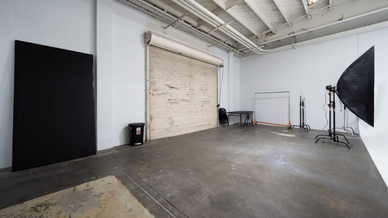 Rental photo studio with cyc wall car access and free parking - Yukon 1
