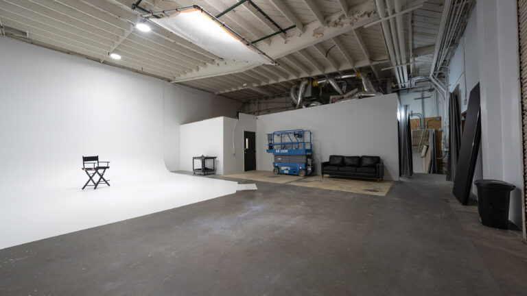 Rental photo studio with cyc wall car access and free parking - Yukon 1 Rental photo studio with cyc wall car access and free parking - Yukon 1