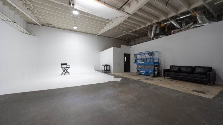 Rental photo studio with cyc wall car access and free parking - Yukon 1
