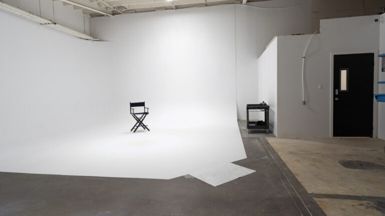 Rental photo studio with cyc wall car access and free parking - Yukon 1 Rental photo studio with cyc wall car access and free parking - Yukon 1