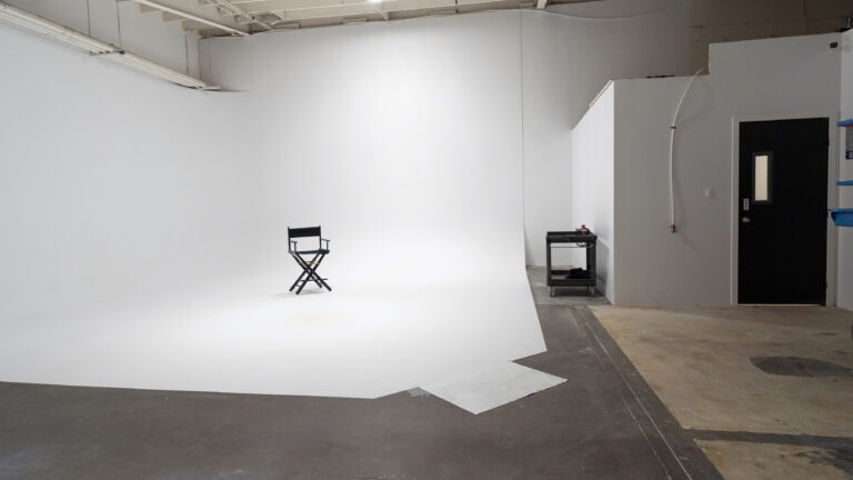 Rental photo studio with cyc wall car access and free parking - Yukon 1