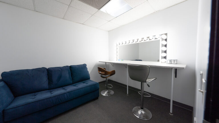 Rental photo studio with cyc wall car access and free parking - Yukon 1 Rental photo studio with cyc wall car access and free parking - Yukon 1