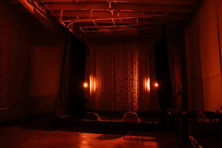 Photo Studio with rain feature and water pool in Los Angeles_Yukon 300011