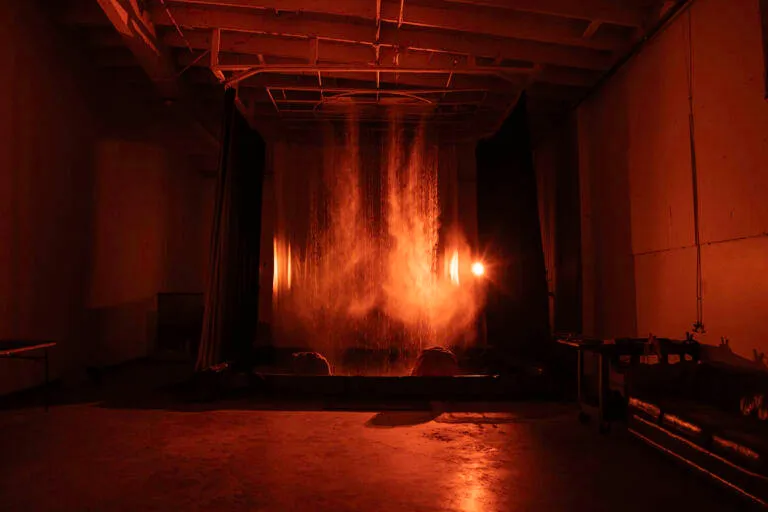 Photo Studio with rain feature and water pool in Los Angeles_Yukon 300013