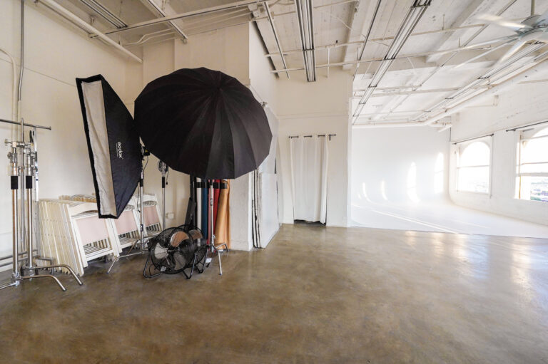 Daylight Photo studio for rent in Los angeles with cycwall and natural light Daylight Photo studio for rent in Los angeles with cycwall and natural light