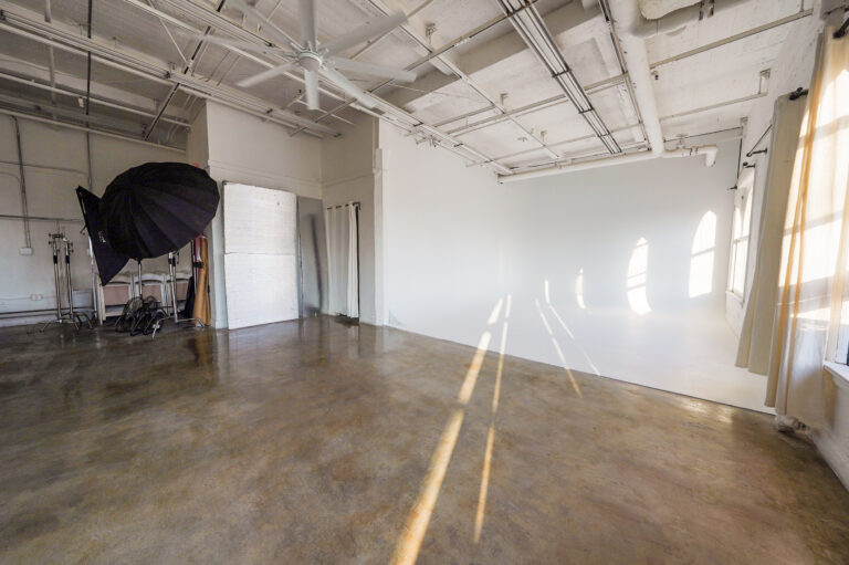Daylight Photo studio for rent in Los angeles with cycwall and natural light Daylight Photo studio for rent in Los angeles with cycwall and natural light