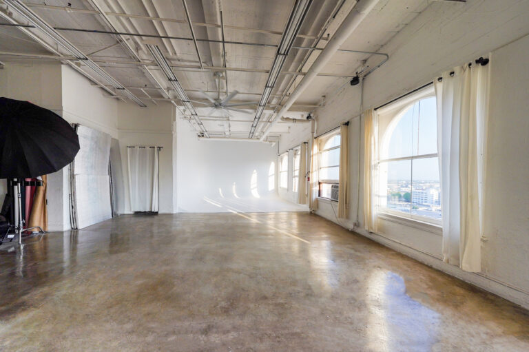 Daylight Photo studio for rent in Los angeles with cycwall and natural light Daylight Photo studio for rent in Los angeles with cycwall and natural light