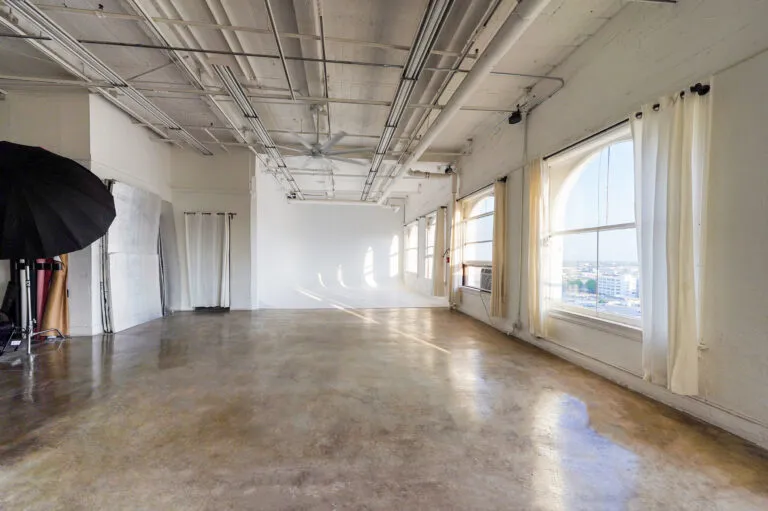 Daylight Photo studio for rent in Los angeles with cycwall and natural light