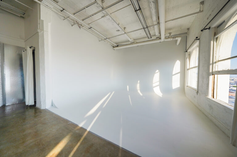 Daylight Photo studio for rent in Los angeles with cycwall and natural light Daylight Photo studio for rent in Los angeles with cycwall and natural light