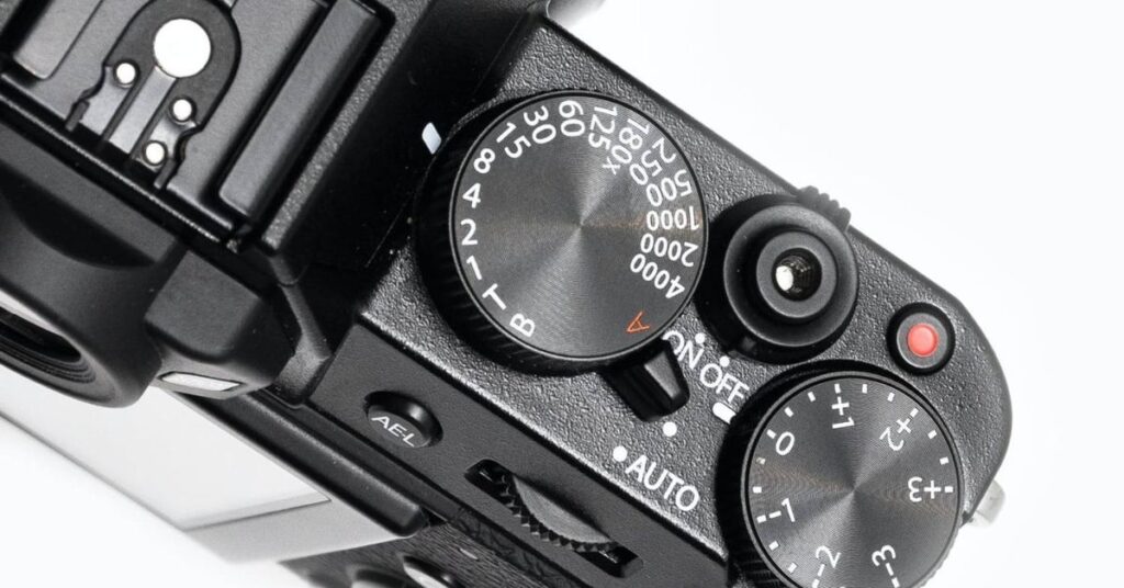 8 Reasons Why a Digital Camera is still Better than a Smartphone -