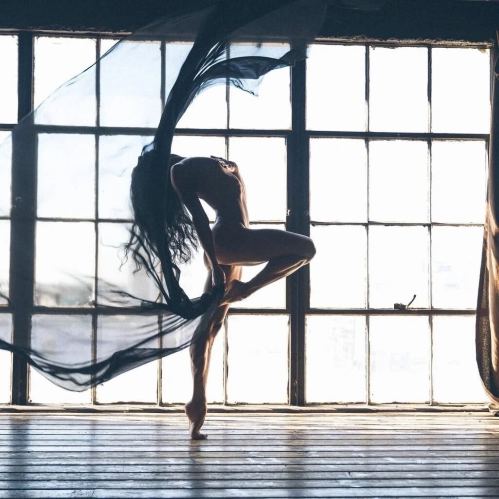 Boudoir Photography: Tips, Outfit Ideas & Best Studios -